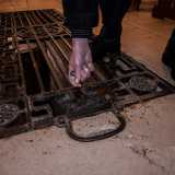 ...e accanto alla quale si trova una grata in ferro battuto. � quella che nasconde l�angolo pi� importante di tutto il santuario: la grotta del ritrovamento. Fu infatti all�interno di questo ipogeo che venne rinvenuta secoli fa l�icona della Madonna Nera